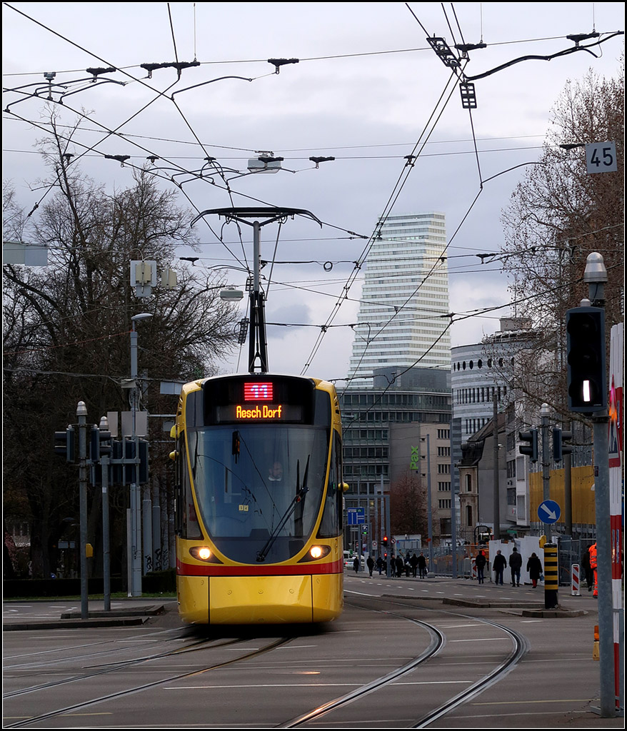 Mit dem Roche-Tower im Hintergrund -

Ein Tango-Tram der Linie 11 erreicht den Vorplatz von Basel SBB.

08.10.2019 (M)