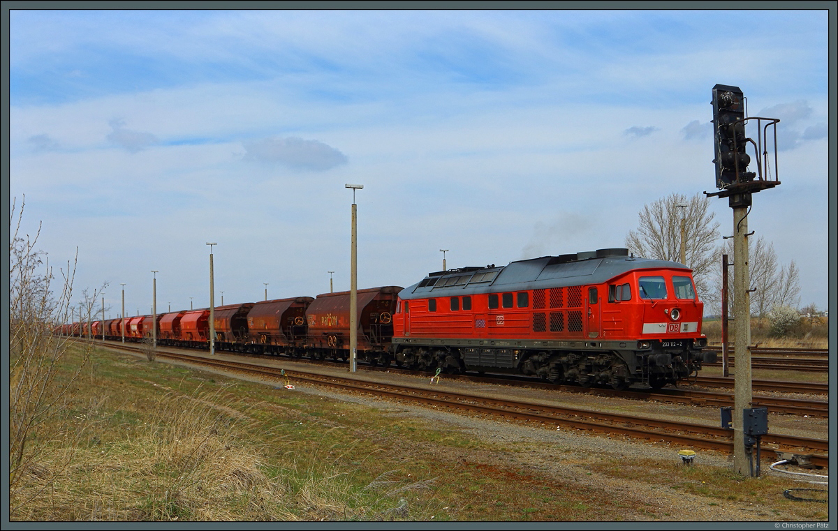 Mit dem Salzzug GC 60350 nach Wismar steht 233 112-2 am 09.04.2021 im Bahnhof Baalberge zur Abfahrt bereit.