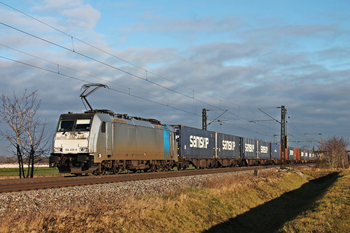 Mit dem  Samskip -Containerzug aus Rotterdam fuhr am Morgen des 23.12.2017 die Rpool/CTD 186 458-6 bei Hügelheim durchs Rheintal in Richtung Schweizer Grenze, wo sie ihren Zug an die BLS Cargo übergeben wird.