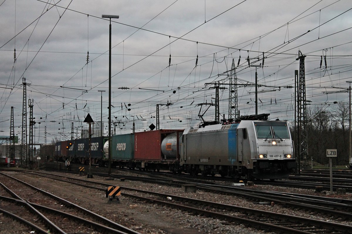 Mit dem  SAMSKIP -Containerzug aus Rotterdam fuhr am 30.01.2018 die Rpool/CTN 186 457-8 durch den Badischen Bahnhof von Basel in Richtung Rangierbahnhof Muttenz.