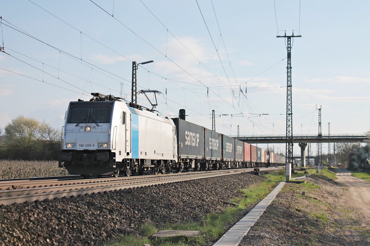 Mit dem  SAMSKIP -Containerzug nach Rotterdam Waalhaven war am 28.03.2017 die Rpool/CTD 186 458-6 nördlich von Müllheim (Baden) unterwegs durchs Markgräflerland und fuhr in Richtung Freiburg (Breisgau).