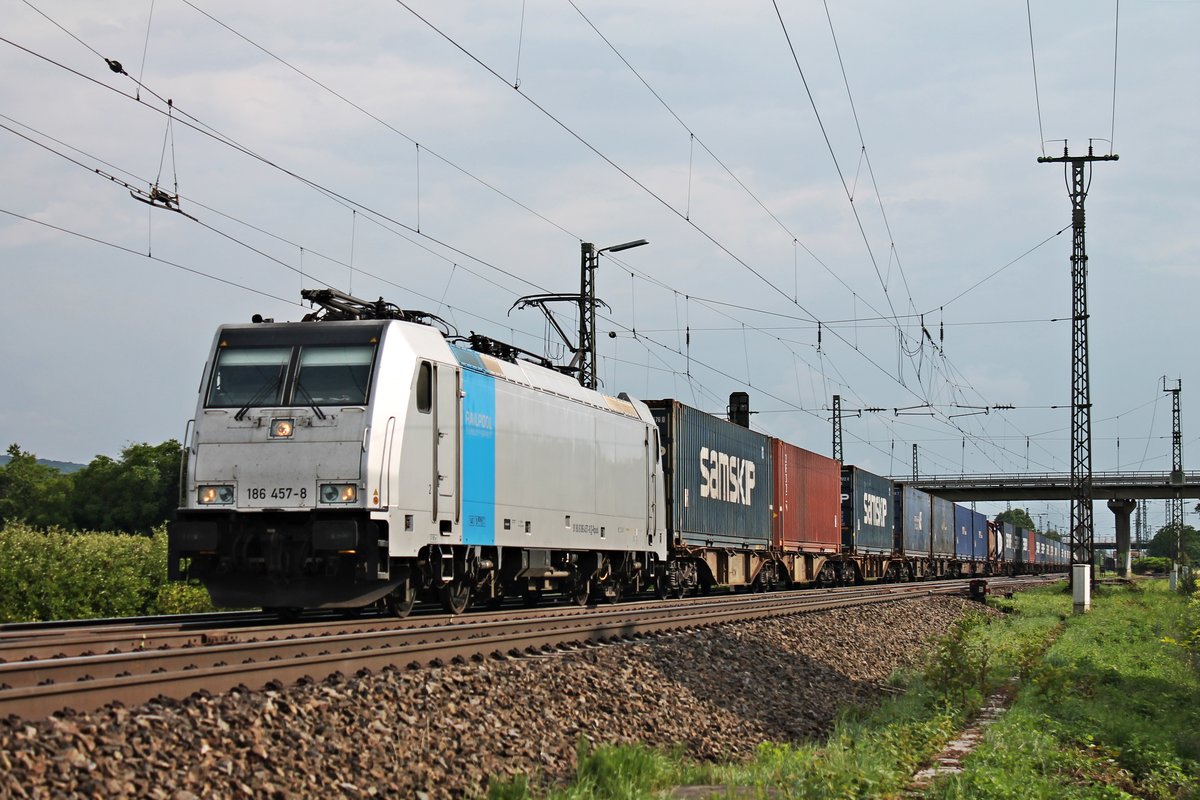 Mit dem  SAMSKIP -Containerzug nach Rotterdam fuhr am Nachmittag des 08.06.2018 die Rpool/CTN 186 457-8 durch die Überholgleise von Müllheim (Baden), als sie durchs Rheintal gen Freiburg (Breisgau) fuhr.
