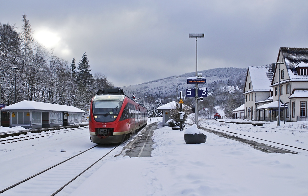Mit dem Sauerland-Express von Hagen Hbf. nach Kassel-Wilhelmshöhe verlässt 644 057 am 09.01.2021 den Bahnhof Brilon Wald