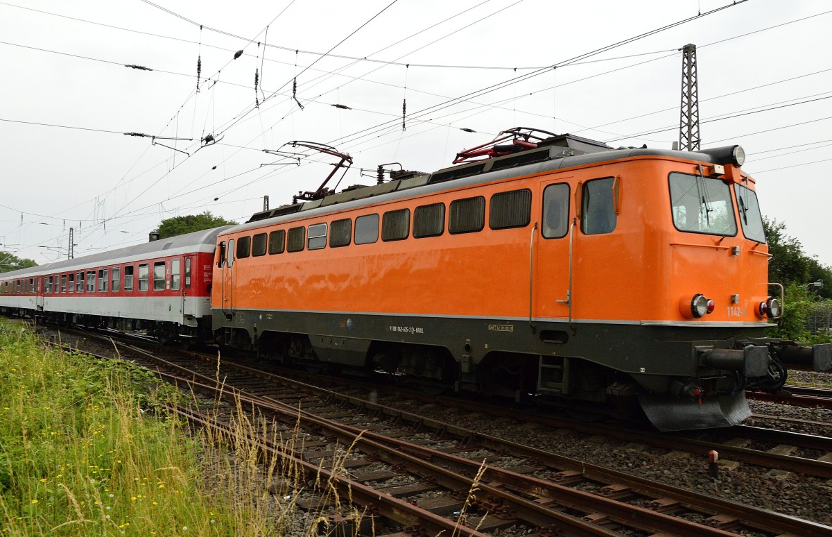 Mit dem Schlafwagenzug nach Allesandria ist hier die Northrail 1142 635-3 in Grevenbroich am 4 Juli 2014 unterwegs.