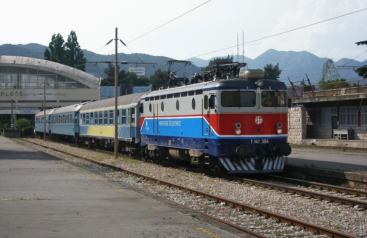 Mit dem Schnellzug nach Sarajevo steht HZ 1 141 384 am Nachmittag des 18.05.2009 abfahrbereit im Bahnhof der kroatischen Hafenstadt Ploce. Nach dem Zerfall Jugoslawiens ist die Strecke von Ploce nach Metkovic isoliert vom übrigen kroatischen Netz und kann nur über das Staatsgebiet von Bosnien-Herzogowina erreicht werden. Der Personenverkehr auf diesem Streckenabschnitt wurde am 24.04.2014 eingestellt.