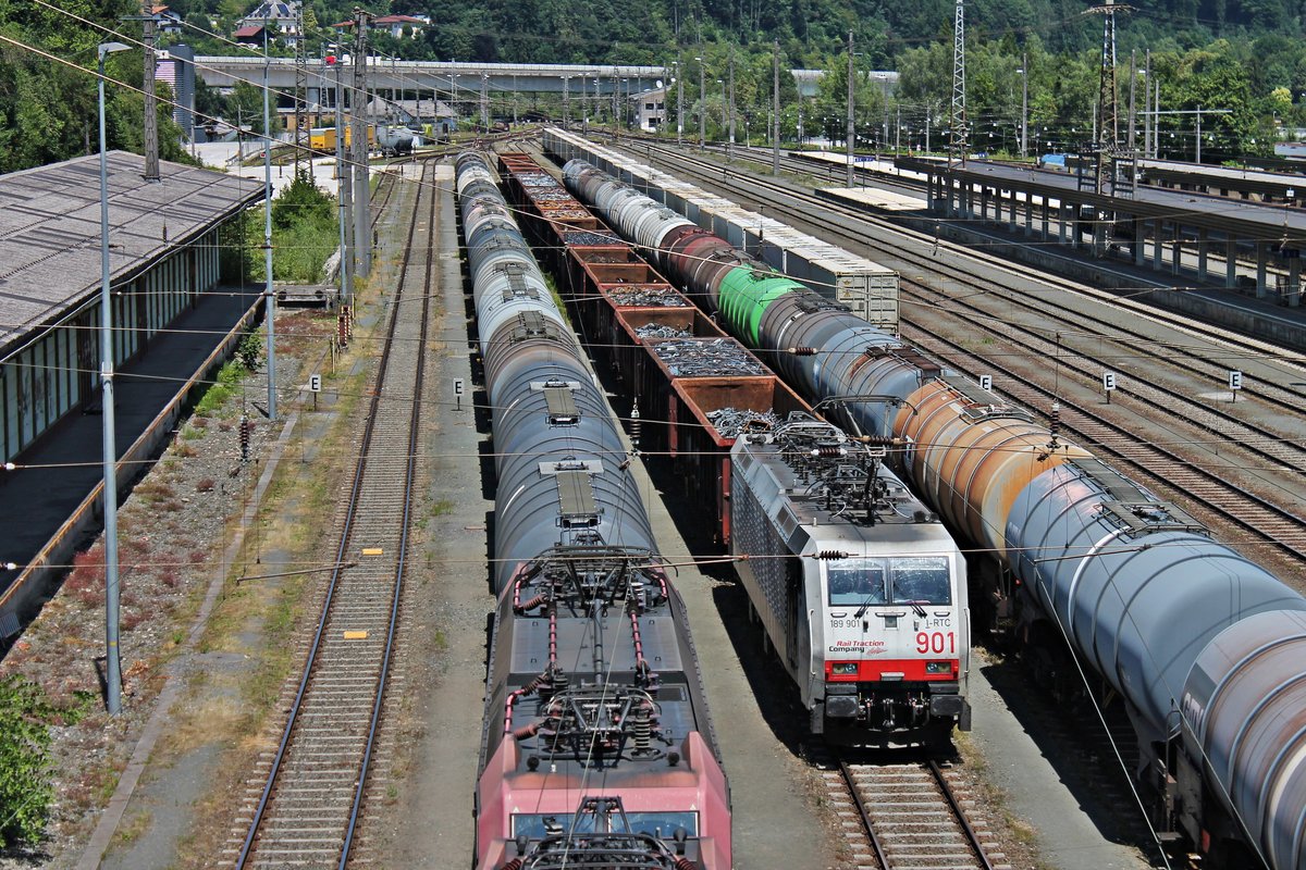 Mit dem Schrottzug von München Nord Rbf nach Brescia steht am Mittag des 02.07.2018 die 189 901 im Bahnhof von Kuftsien und wartet auf ihren Vorspann- und Schubunterstützung, um dann später den Brenner bezwingen zu können.