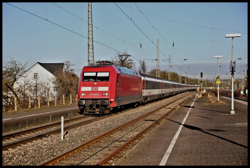 Mit dem schweizer EC 9 am Haken ist hier am 2.3.2022 um 8.52 Uhr die DB 101098-2 bei der Durchfahrt in Lengerich in Westfalen zu sehen. 