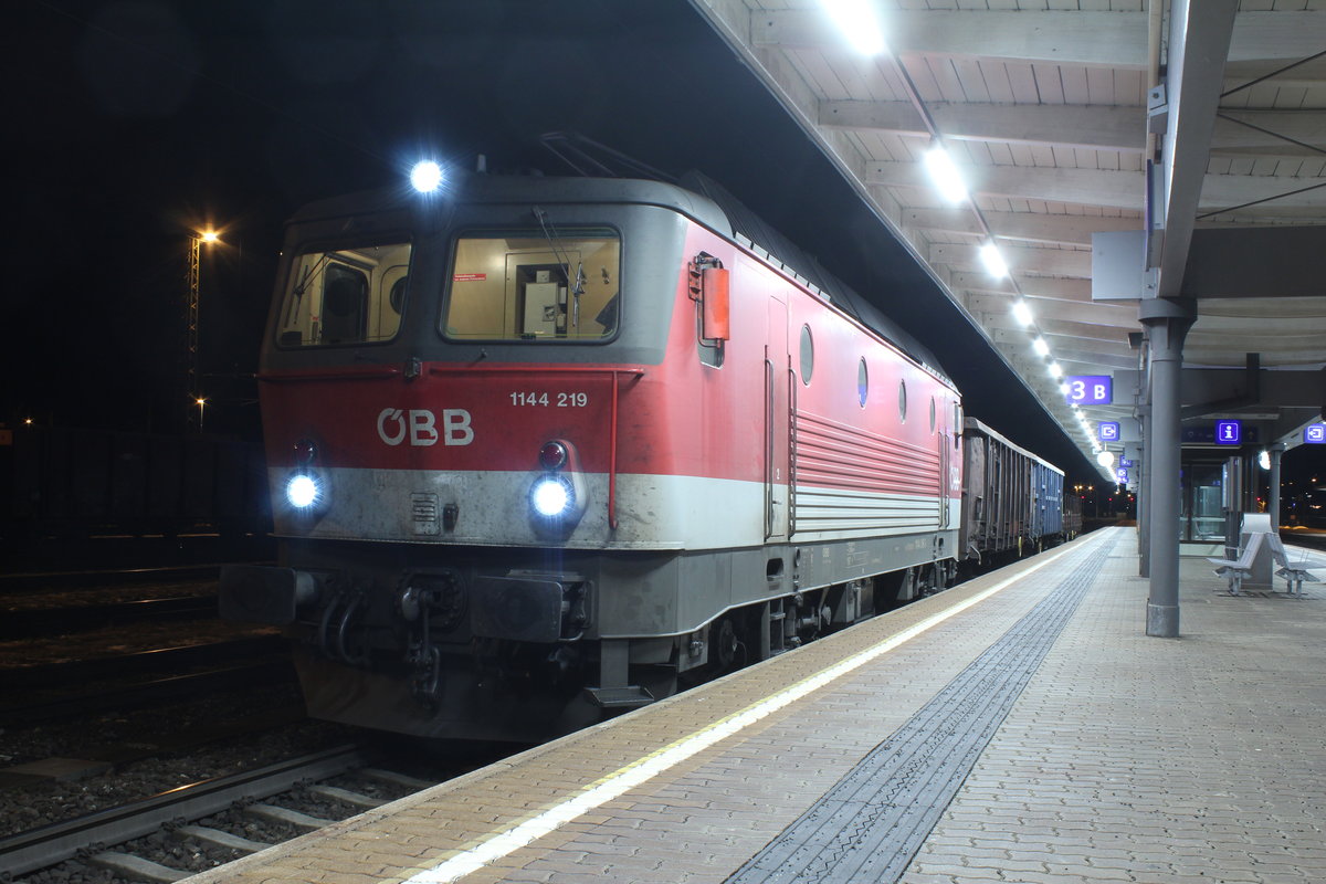 Mit dem sehr sportlichen DG56658 von Villach Süd Gvbf nach Leoben Donawitz steht fürh am Morgen die 1144 219 im Bahnhof Knittelfeld und wartet auf die Weiterfahrt die sich wegen einer Weichenstörung etwas verzögerte.