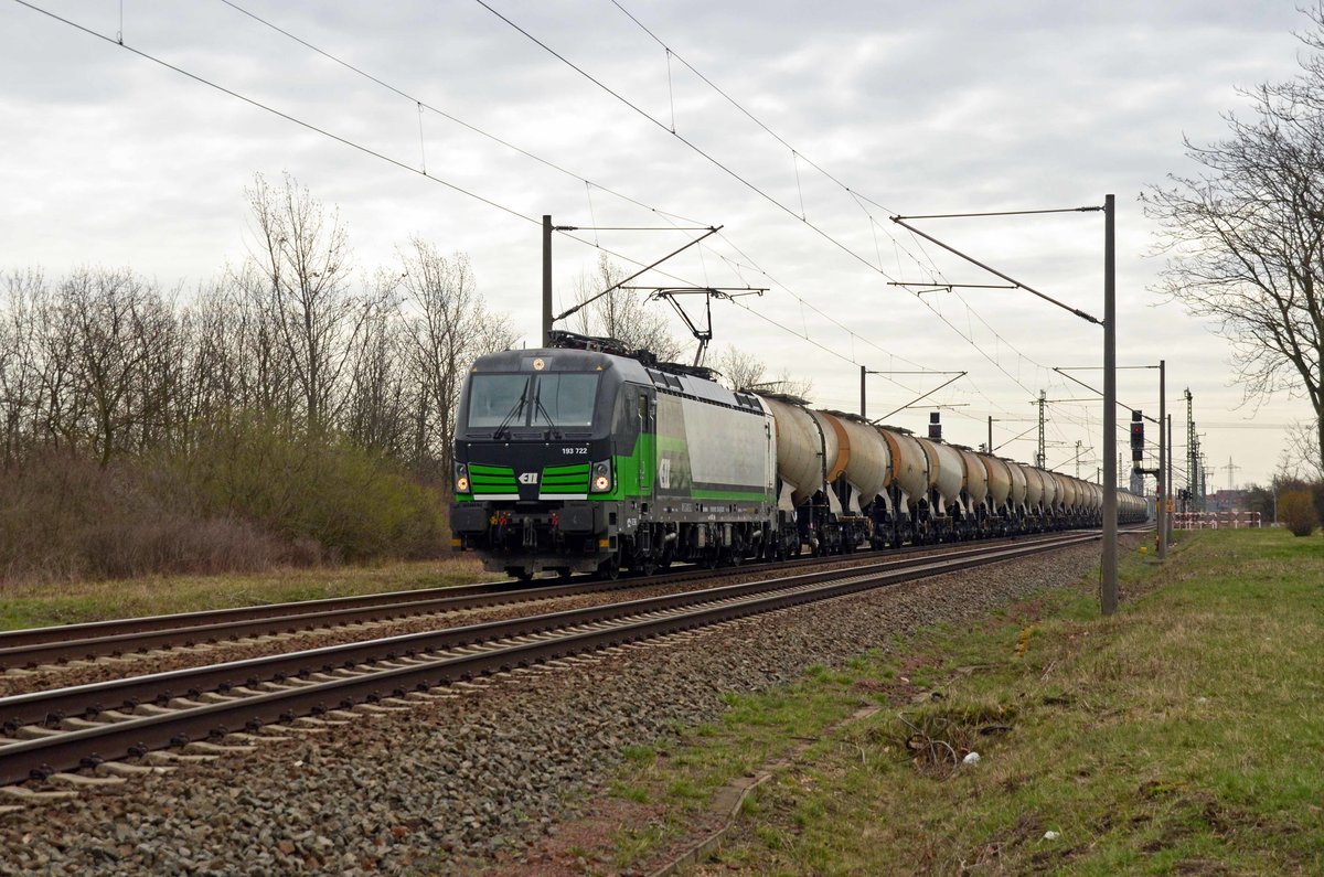 Mit dem SETG-Kreideschlammzug nach Schwedt(O) rollt 193 722 der ELL am 28.03.21 durch Greppin Richtung Dessau. Am Zugschluss wurde der SETG-Vectron 193 736 mitgeschleppt.