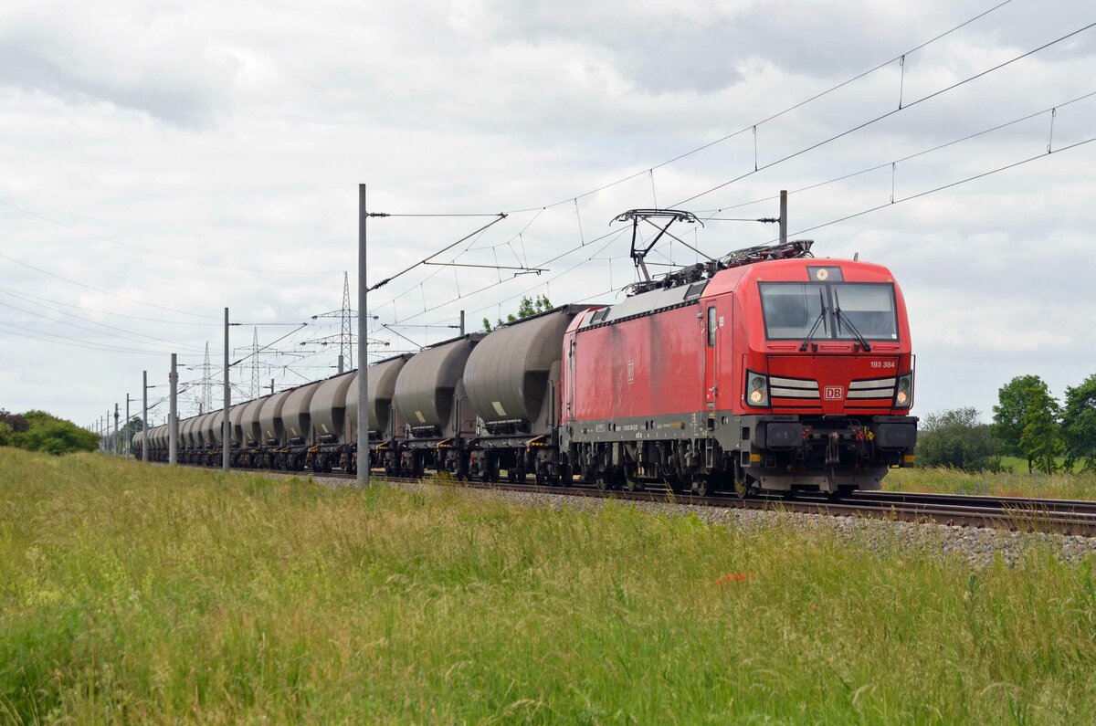 Mit dem Silozug aus Žiar nad Hronom zum Hafen Rotterdam rollt 193 384 am 13.06.21 durch Braschwitz Richtung Magdeburg.
