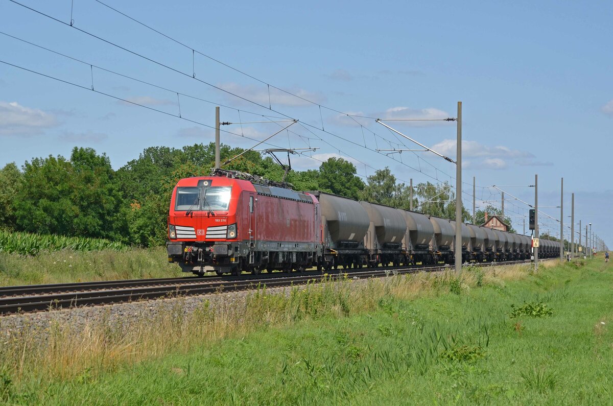 Mit dem Silozug aus Rotterdam-Botlek nach Ziar nad Hronom rollte 193 376 durch Braschwitz Richtung Halle(S).