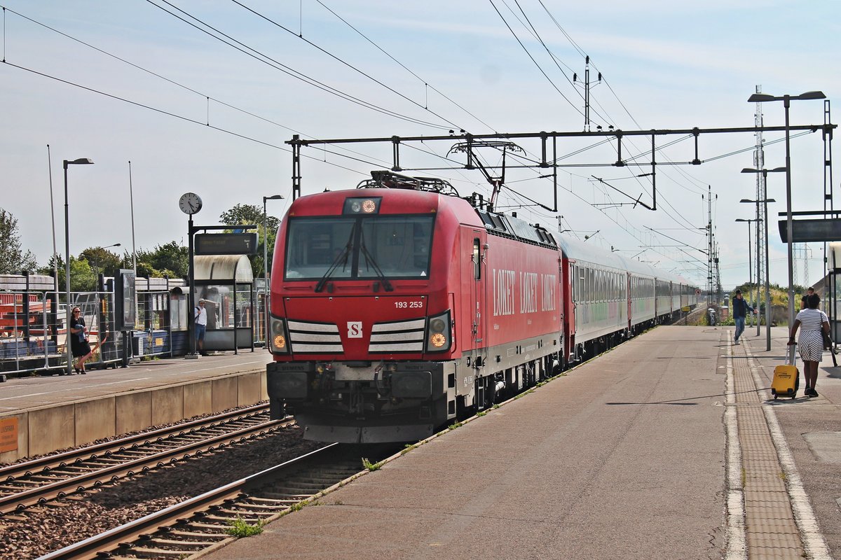 Mit dem Snälltåget (Malmö C - Stockholm C) fuhr am Nachmittag des 17.07.2019 die ELL/Transdev Sverige AB 193 253 erneut durch den Haltepunkt von Hjärup in Richtung Lund und befand sich noch an ihrem Anfang ihrer Reise in die Schwedische Hauptstadt.