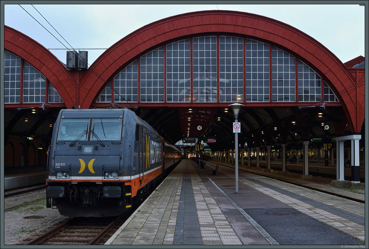 Mit dem Snälltåget-Nachtzug D 301 nach Berlin steht 241 011 der Hector Rail am 02.10.2021 im Bahnhof Malmö Central.