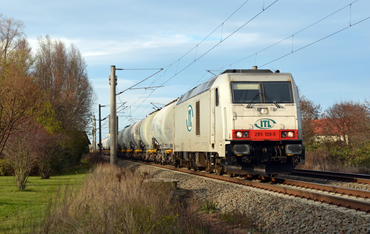 Mit dem sonntäglichen Sodazug aus Stassfurt rollt 285 109 der ITL am 20.11.16 durch Greppin und hat in Kürze den Zielbahnhof Bitterfeld erreicht. 