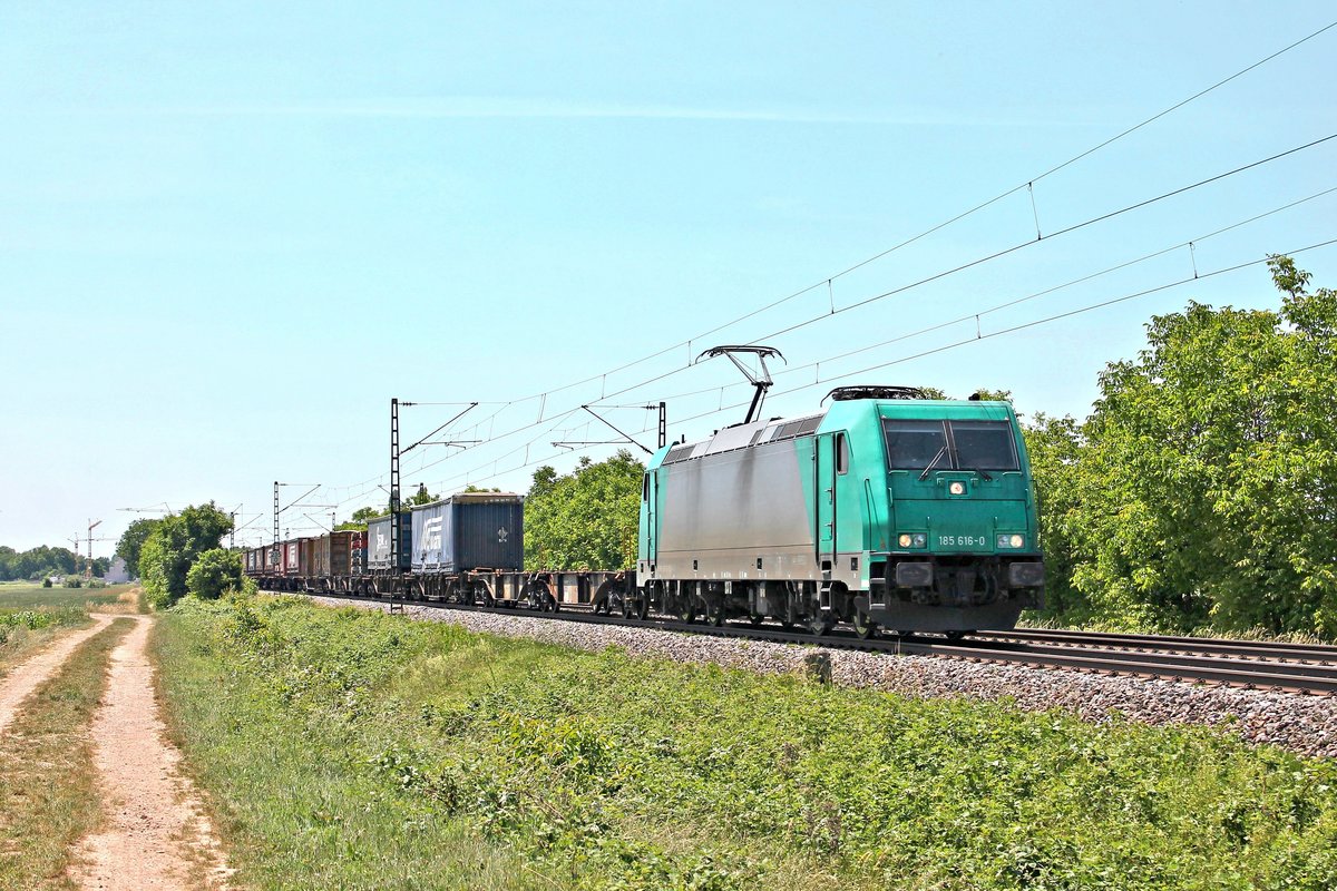 Mit dem  SREDIRAIL/MAGETRA -KLV fuhr am Mittag des 02.06.2020 die ATLU/XRAIL 185 616-0 (5611) nördlich von Müllheim (Baden) bei Hügelheim über die KBS 702 durchs Makrgräflerland in Richtung Freiburg (Breisgau).