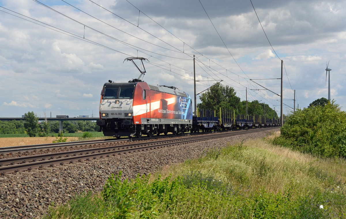 Mit dem Stahlzug aus dem Werk Zaithain passiert 185 502 am 27.06.18 Niederndodeleben Richtung Braunschweig.
