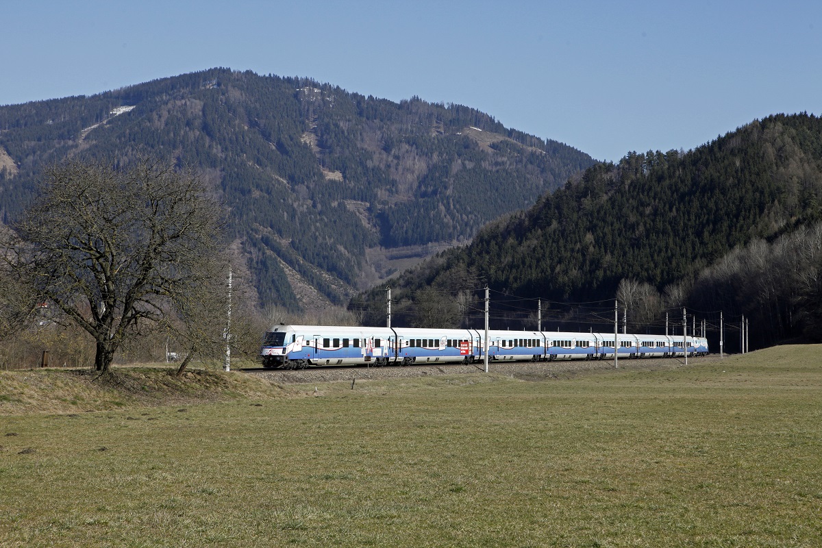 Mit dem Steuerwagen 80-90.751 (Ski-Austria) an der Spitze fährt RJ533 am 24.02.2014 zwischen Bruck/Mur und Niklasdorf Richtung Westen.