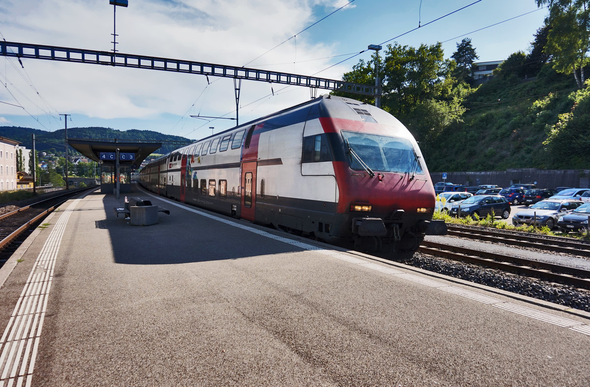 Mit dem Steuerwagen voraus, durchfährt der IC 730 (St. Gallen - Zürich HB - Bern - Lausanne - Genève-Aéroport), den Bahnhof Uzwil.
Aufgenommen am 18.7.2016.