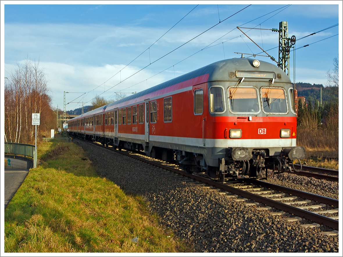 Mit dem Steuerwagen voraus fährt hier der RE 9 - Rhein Sieg Express (RSX) mit n-Wagen (ex Silberlinge bzw. DB Nahverkehrs-Wagen) am 19.01.2014 bei Siegen-Eiserfeld in Richtung Aachen. 
Er fährt als Umlauf RE 10920 die Verbindung Siegen - Köln - Aachen. 

Die Schublok war die 111 038-6.