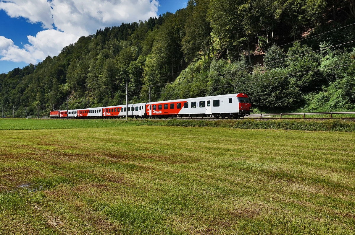 Mit dem Steuerwagen voraus fährt der REX 1507 (Innsbruck Hbf - Saalfelden - Salzburg Hbf), nahe Mitterberghütten vorüber. Schublok war 1144 068-4.
Aufgenommen am 7.8.2016.