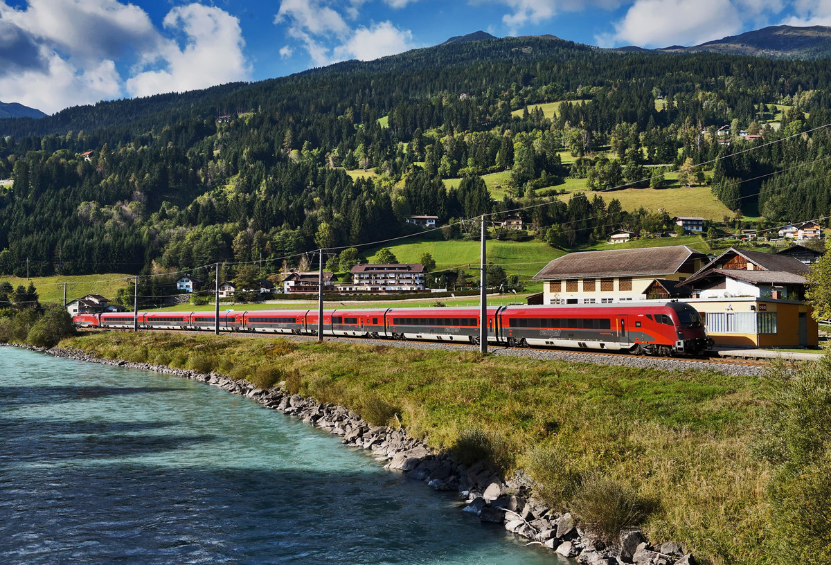 Mit dem Steuerwagen voraus fährt der railjet 632 (Lienz - Wien Hbf) durch die Haltestelle Berg im Drautal. Schublok war 1116 223-9  Spirit of Innsbruck .
Aufgenommen am 22.9.2016.