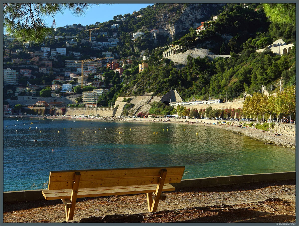 Mit dem Strand Plage de la Marinière und einem schönen Blick auf die Côte d'Azur lockt der kleine Ort Villefranche-sur-Mer östlich von Nizza. Auch die TER-Züge legen hier einen kurzen Halt ein. Der Haltepunkt befindet sich links zwischen zwei Tunneln. Ein Z26500 hat am 27.09.2018 den Haltepunkt bereits wieder verlassen und beschleunigt nun Richtung Beaulieu-sur-Mer. Ziel von TER81129 ist Menton.