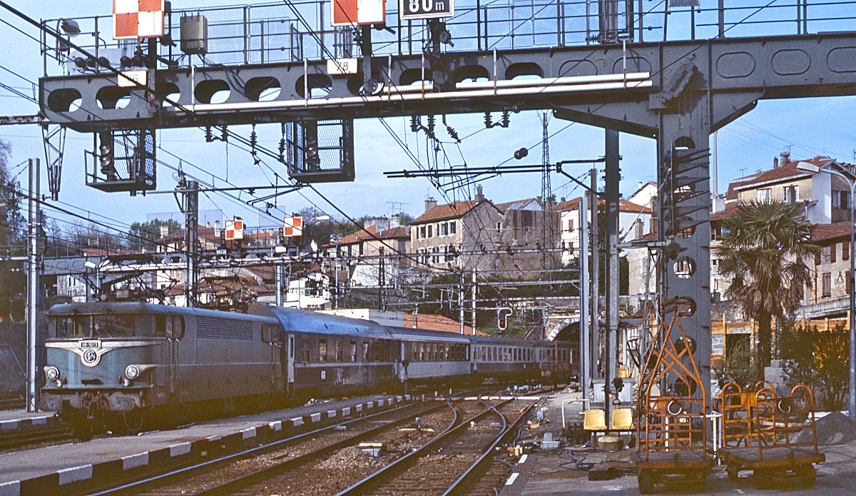 Mit dem Sud-Express Paris - Lissabon trifft die BB-9309 im April 1986 in Bayonne ein