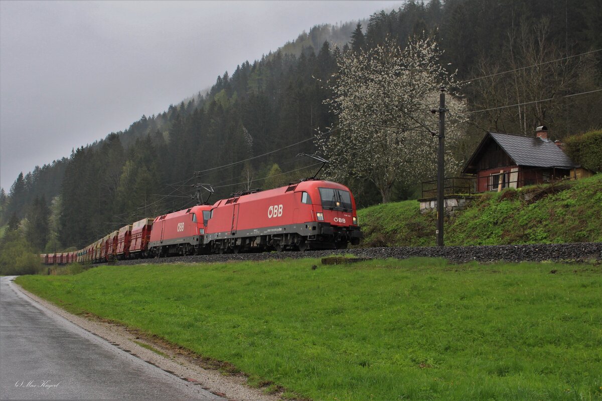Mit dem SWGZ58662 fahren am regnerisch 3.5.2023 die 1116 127 und 1116 098 kurz hinter Admont von Eisenerz kommend in Richtung Leoben Donawitz.