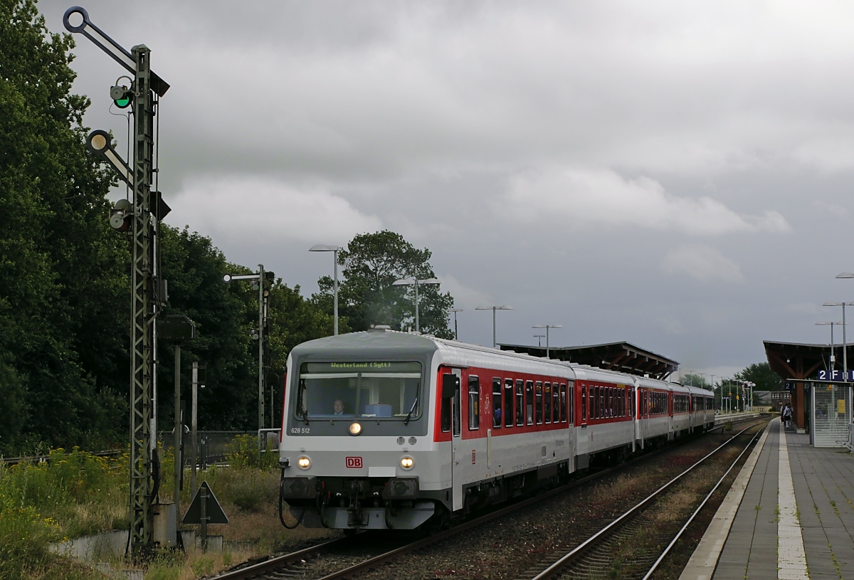 Mit dem Sylt-Shutlle nach Westerland verlassen 628 512 und zwei weitere 628 am 05.07.2019 den Bahnhof Niebüll