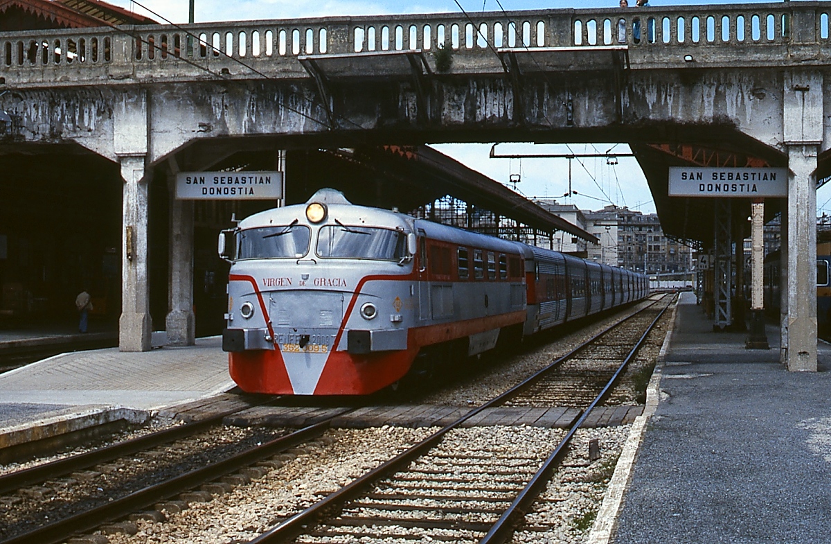 Mit dem Talgo von Irun nach Madrid verläßt 352-009-5  Virgen de Gracia  im April 1986 den Bahnhof San Sebastian (baskisch: Donostia)
