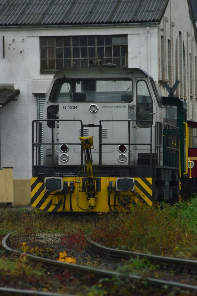 Mit dem Tele konnte ich heutemorgen ein Foto von dieser G1204 mit der Aufschrift www.oak-capital.de machen, sie steht auf dem Werksgelände von Gmeinder.16.11.2014