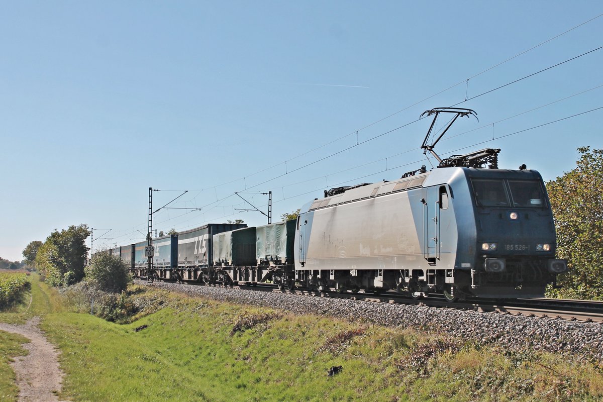 Mit dem  T.T.S. -Containerzug nach Belgien fuhr am Mittag des 13.10.2017 die ATLU/XRAIL 185 526-1 durchs Rheintal, als sie nördlich von Müllheim (Baden) bei Hügelheim in Richtung Norden fuhr.