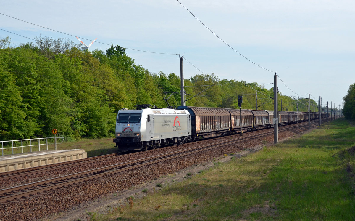 Mit dem Tx-Papierzug aus Rostock passiert 185 539 am 10.05.20 auf dem Weg Richtung Bitterfeld soeben Burgekmnitz.