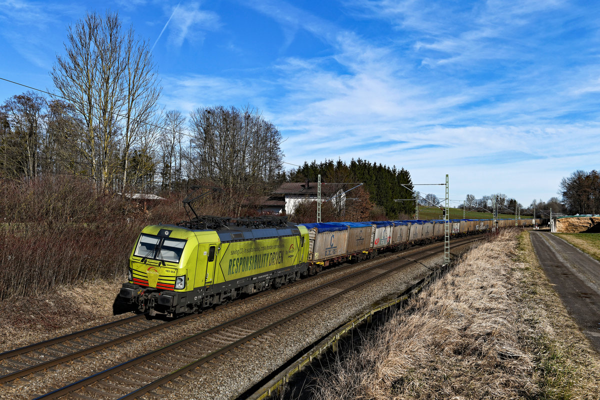 Mit dem TXL-Müllzug DGS 43853 nach Italien war am 22. Februar 2020 die  verantwortungsvolle  193 553 von Alpha Trains im Einsatz. Das Bild enstand bei Vogl in Oberbayern.  