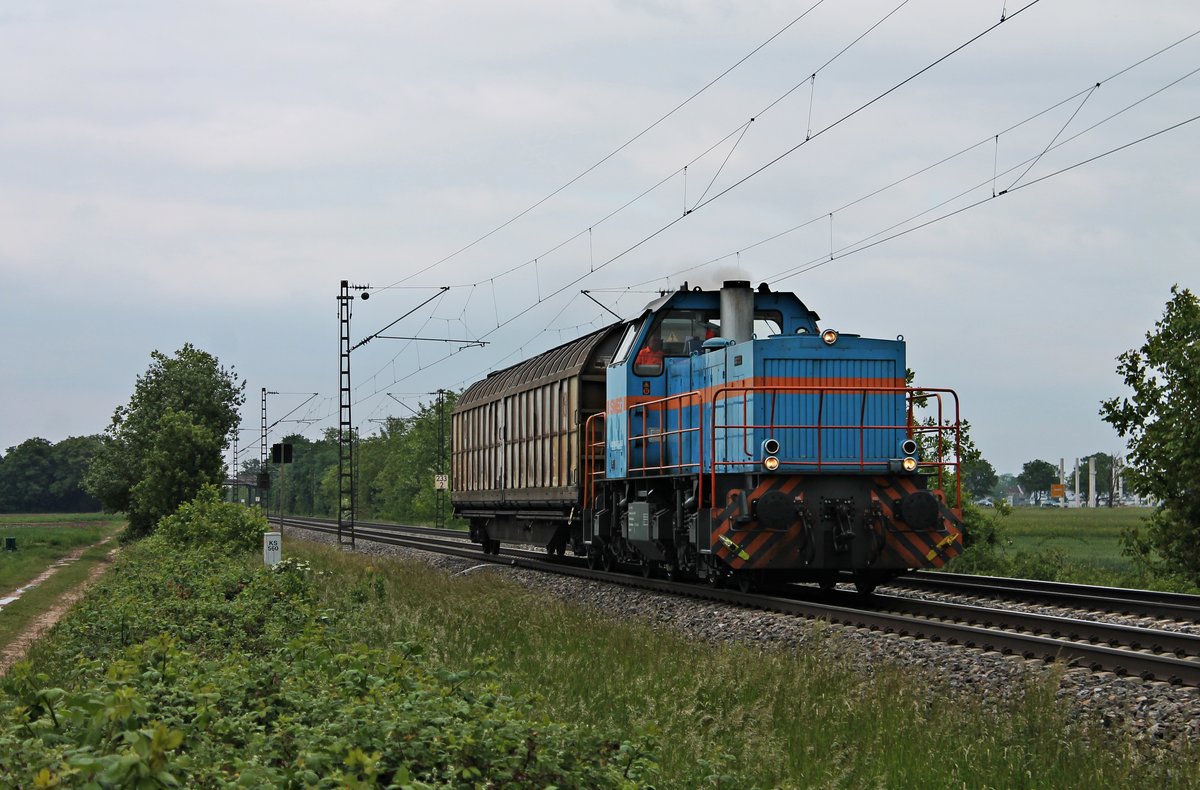 Mit dem Übergabezug (Freiburg (Brsg) Rbf - Neuenburg (Baden)) fuhr am Nachmittag des 14.05.2020 die SWEG V102 (575 002-7) bei Buggingen über die KBS 702 durch Rheintal in Richtung Müllheim (Baden).