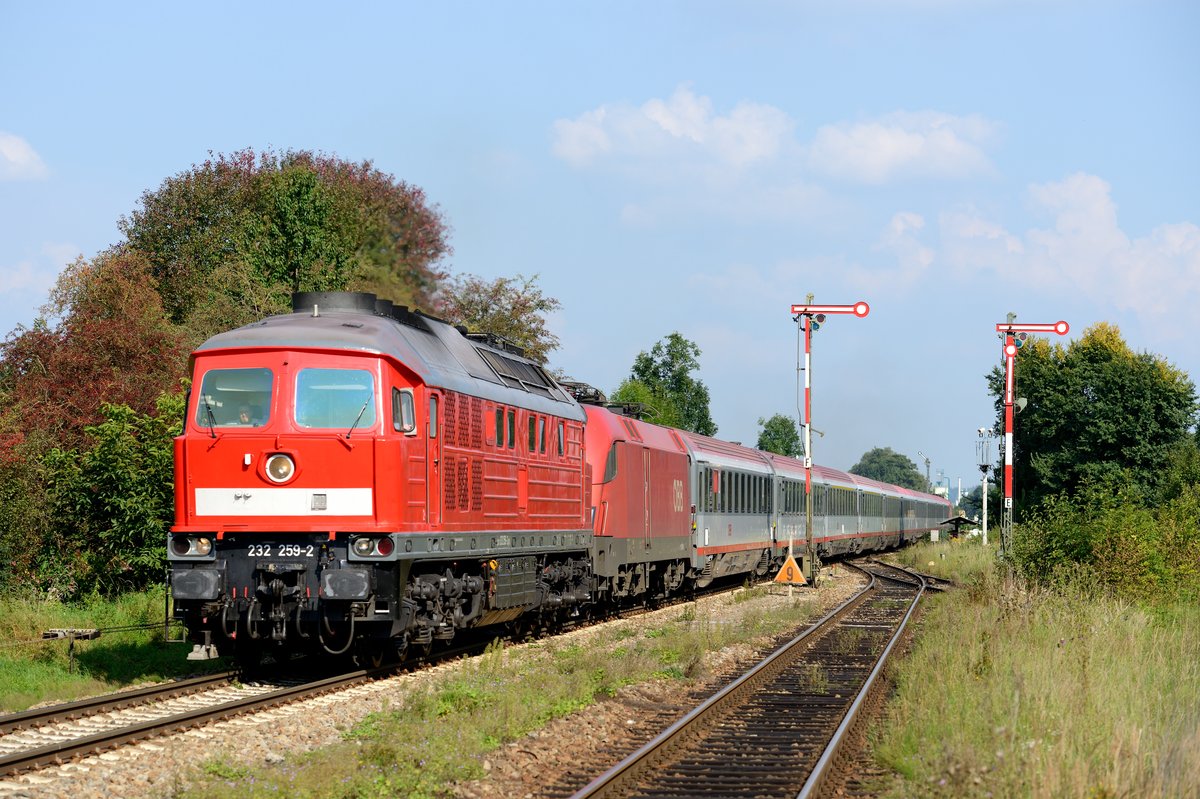 Mit dem umgeleiteten EC 112 donnerte am 06. September 2014 die 232 259 durch den Bahnhof Schwindegg, der noch mit Formsignalen ausgerüstet ist. 