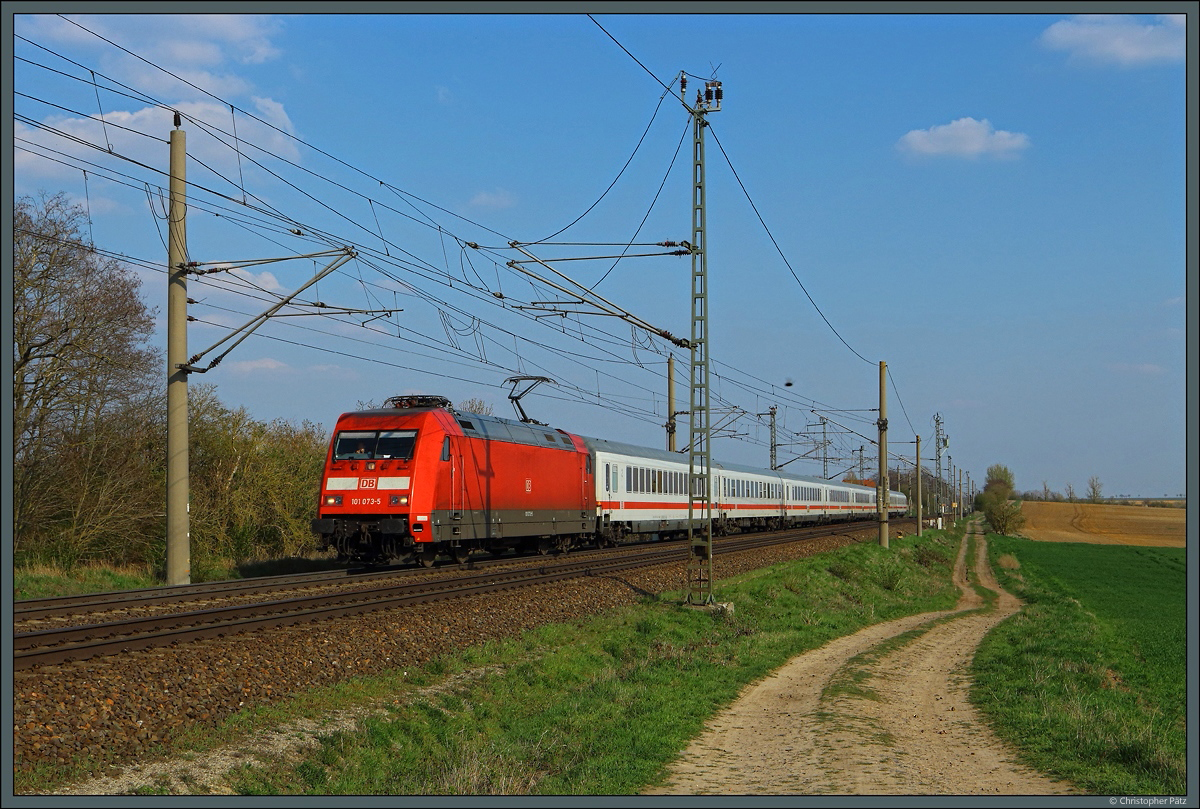 Mit dem umgeleiteten IC 2015 passiert 101 073-5 am 07.04.2019 Wellen bei Magdeburg. Der Zug fährt an diesem Tag ohne Zwischenhalt von Berlin Hbf bis Lehrte.