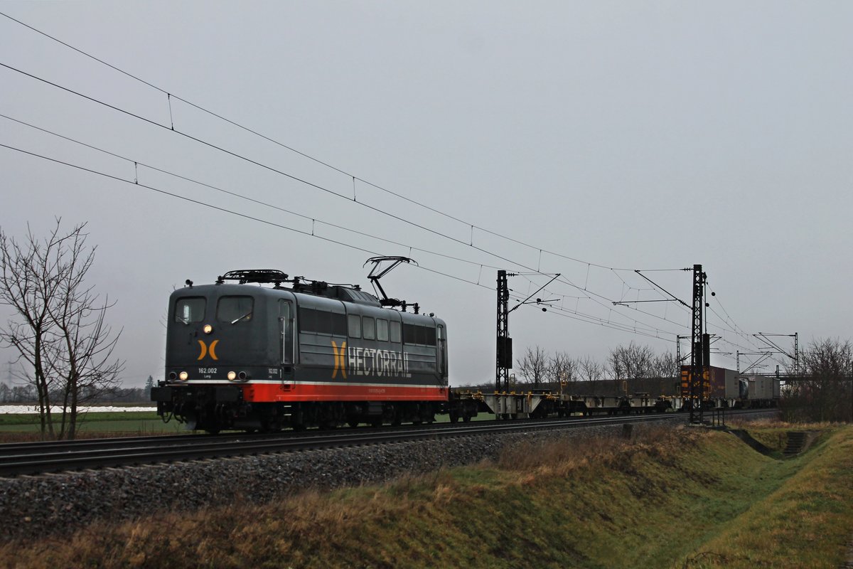 Mit dem  van Dijk -Containerzug aus Rheinhausen fuhr am Morgen des 20.12.2017 die HCTOR 162.002 (151 070-0)  Lang , welche den Zug bis Basel Bad Rbf bespannte, bei Hügelheim durchs trüben Winterwetter in Richtung Schweizer Grenze.