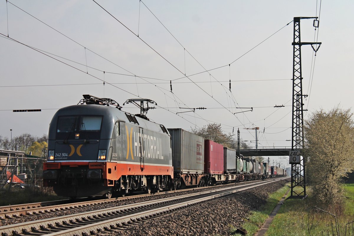 Mit dem  van Dijk -Containerzug nach Rheinhausen, fuhr am Nachmittag des 11.04.2019 die HCTOR 242.504 (182 504-1)  MR POTATO HEAD  südlich vom Haltepunkt Auggen über die Rheintalbahn in Richtung Freiburg (Breisgau).