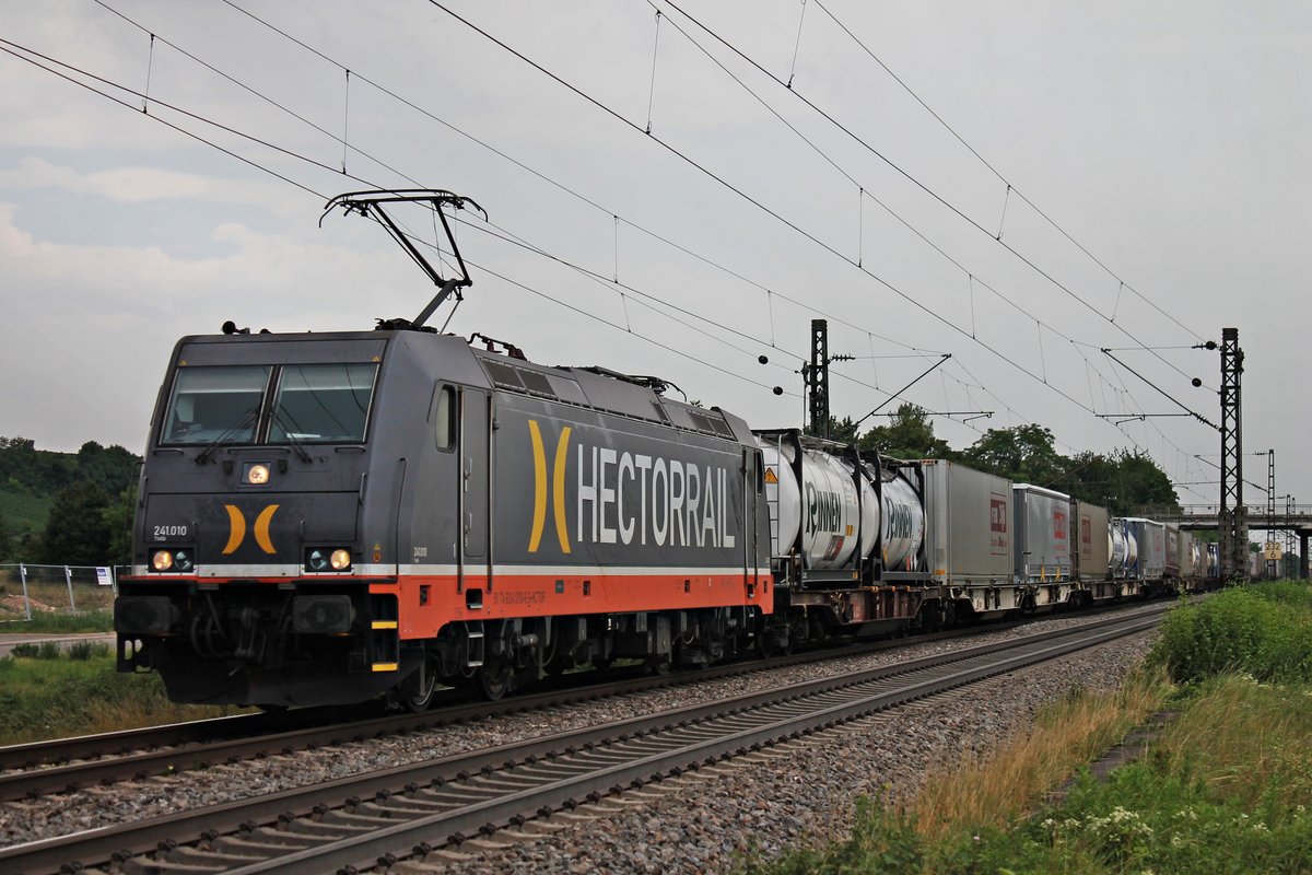 Mit dem  van Dijk -KLV nach Rheinhausen fuhr am 22.07.2017 die 241.010  Yoda  südlich von Buggingen durchs Rheintal in Richtung Freiburg (Breisgau).