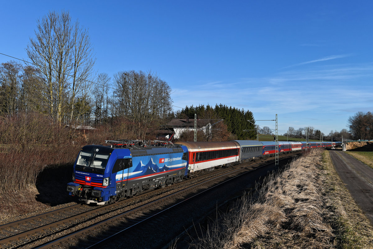 Mit dem verspäteten DRV 1389 von Den Haag nach Bludenz konnte die geschmackvoll gestaltete 193 516 der SBB Cargo bei Vogl aufgenommen werden. Der Alpen-Express 1 folgte dem zusätzlich in Verkehr gesetzten Alpen-Express 2 im Blockabstand. Neben der Lok war auch der verwendete Wagensatz deutlich gefälliger, im Zugverband befanden sich sogar zwei altehrwürdige Schlafwagen des Typs P, die aus dem Jahr 1954 stammen.   