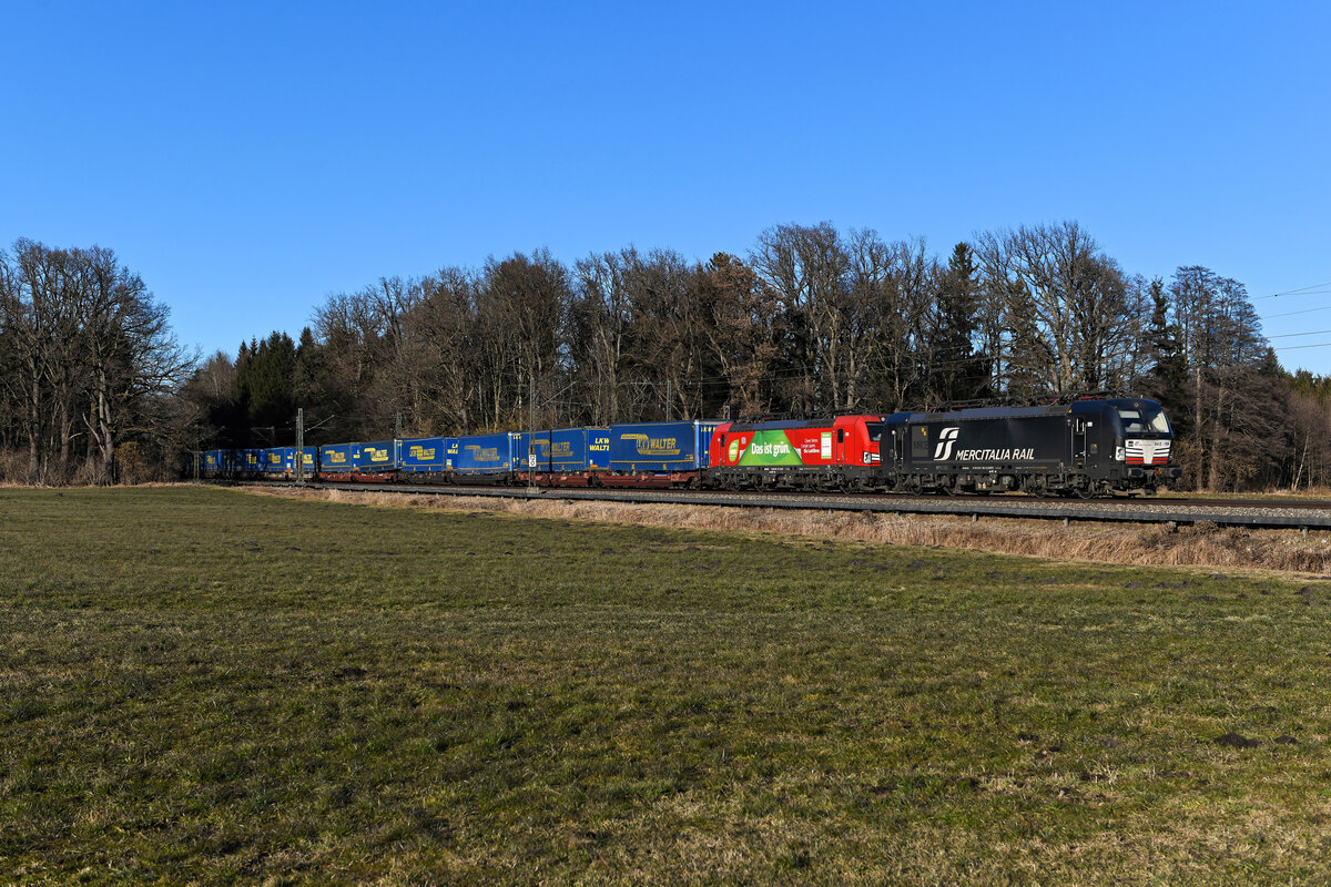 Mit dem verspäteten KT 42143 von Rostock Seehafen nach Bologna Interporto waren am Nachmittag des 13. Februar 2022 die 193 709 von Mercitalia Rail und die 301 von DB Cargo bei Brannenburg im Inntal unterwegs. Der Zug ist stets einheitlich mit Aufliefern der österreichischen Spedition LKW Walter beladen. 