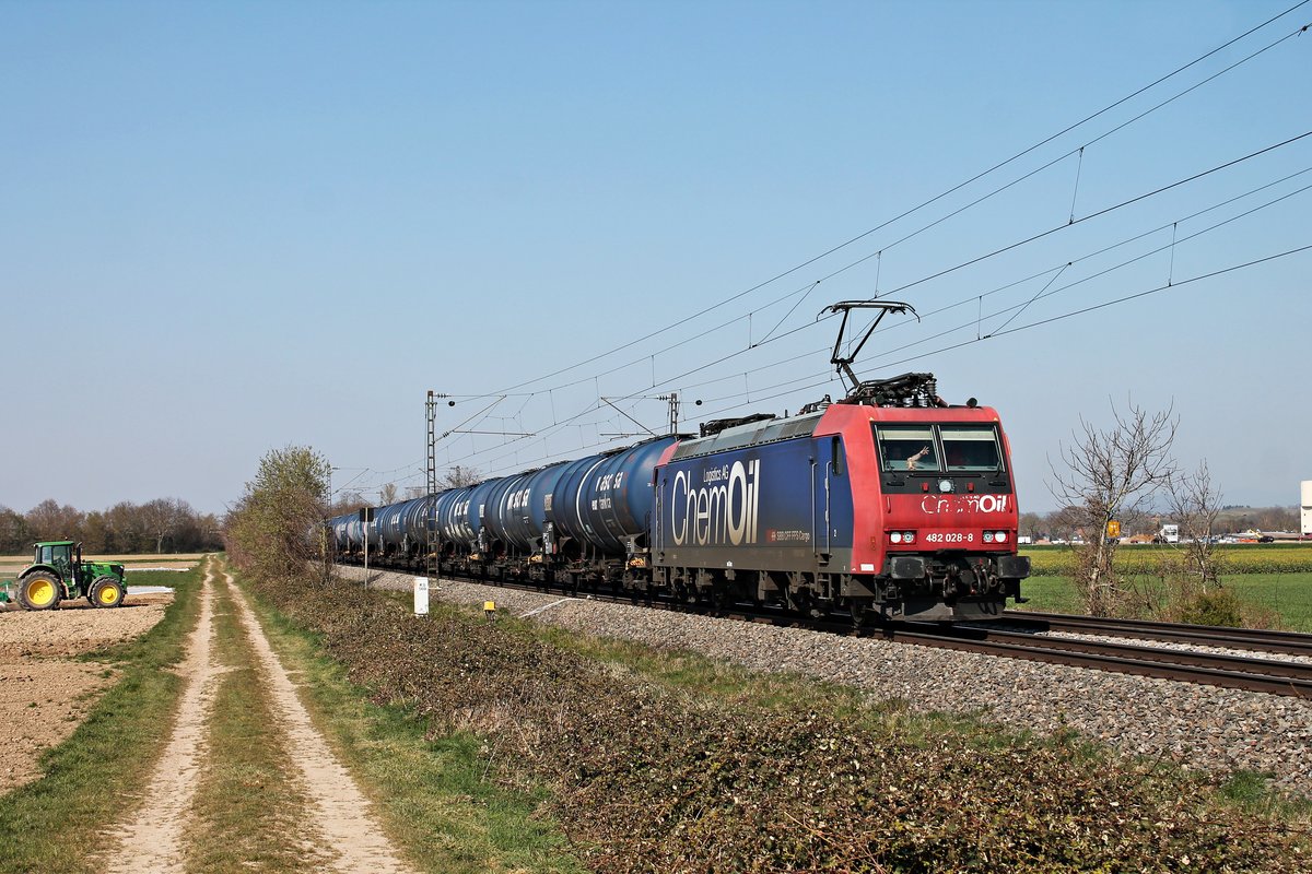 Mit dem vollen  Kerosin -Kesselzug DGS 42693 (Kork - Glattbrugg) fuhr am Nachmittag des 02.04.2020 die Re 482 028-8  ChemOil Logisitcs AG  südlich von Buggingen über die KBS 702 durchs Rheintal in Richtung Schweiz.