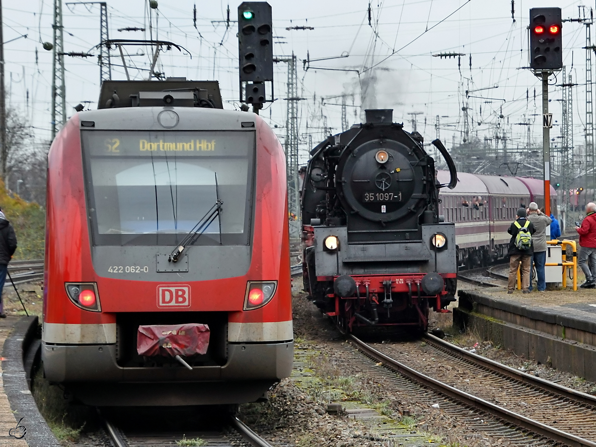 Mit dem Wetter schon kein Glück und dann kam auch noch Pech hinzu. Der Triebzug 422 062 dürfte so einigen Fotografen ein Strich durch die Rechnung gemacht haben. (Wanne-Eickel, Dezember 2019)