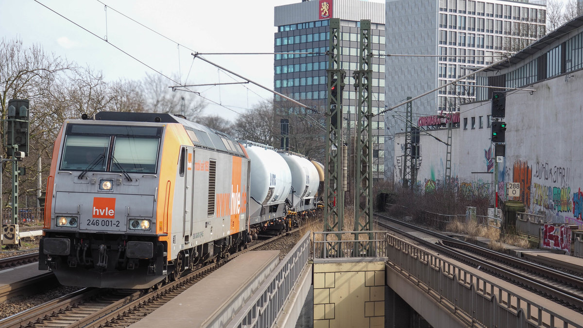 Mit dem Zementzug nach Lägerdorf passiert 246 001 der HVLE den Bahnhof Hamburg-Dammtor, 02.04.2018.