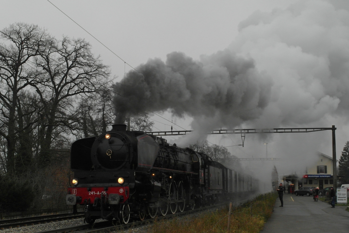Mit dem Ziel Konstanz fährt 241 A 65 mit dem Sonderzug am 05.12.2015 aus dem Bahnhof von Münsterlingen-Scherzingen.