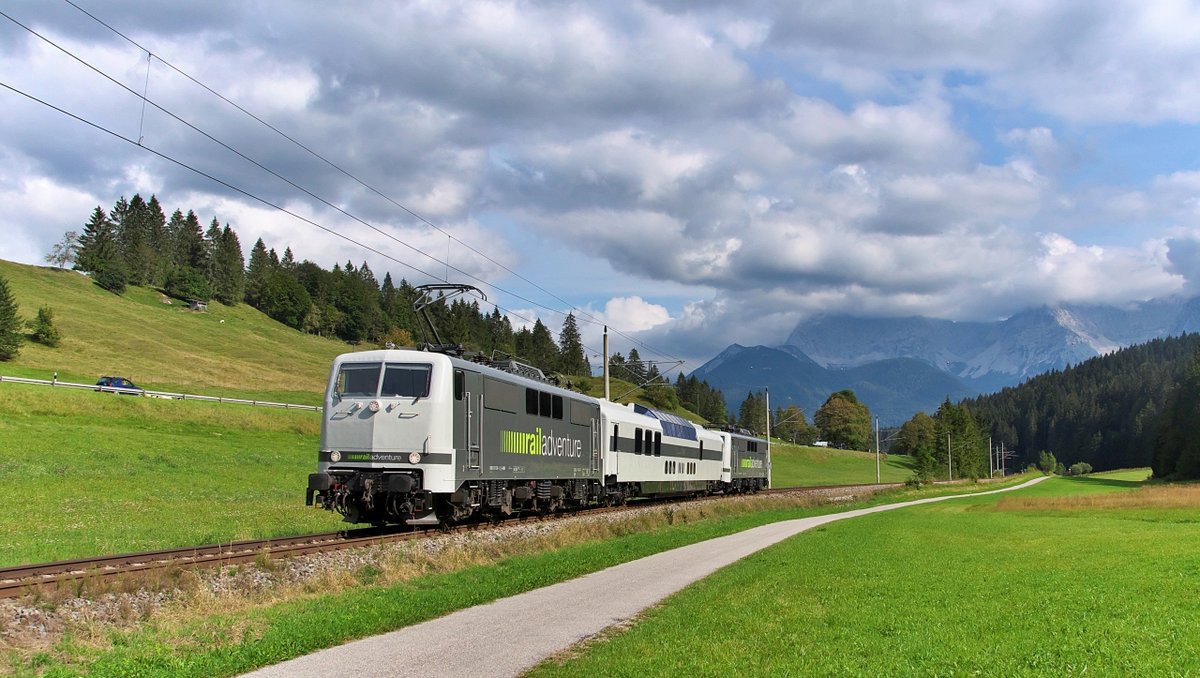 Mit dem Zug in die Berge
Nach zwei Stunden Aufenthalt in Mittenwald fährt der LUXON Panoramawagen mit RailAdventure 111 210 + 111 222 wieder zurück nach München.
Bahnstrecke 5504 (Mittenwaldbahn) am 10.09.2020 bei Klais