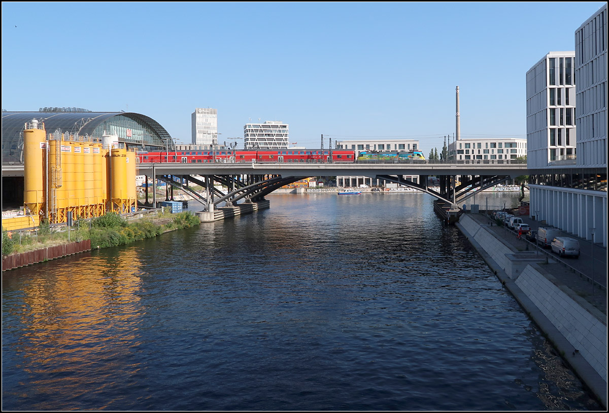 Mit dem Zug über den Humboldthafen -

Blick von der Hugo-Preuß-Brücke auf die Humboldthafenbrücke, links der Berliner Hauptbahnhof.

22.08.2019 (M)