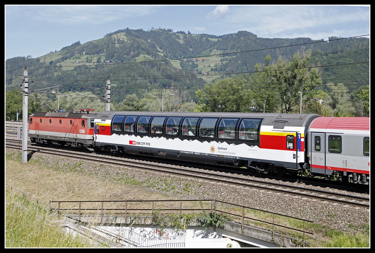 Mit dem Zugpaar EC163/164 kommt täglich auch ein SBB-Panoramawagen in die Steierische Landeshauptstadt Graz.Der Wagen ist je nach Fahrtrichtung des Zuges als erster oder letzter Wagen des Zuges gereiht. Hier zu sehen am 8.07.2020 bei Bruck an der Mur.