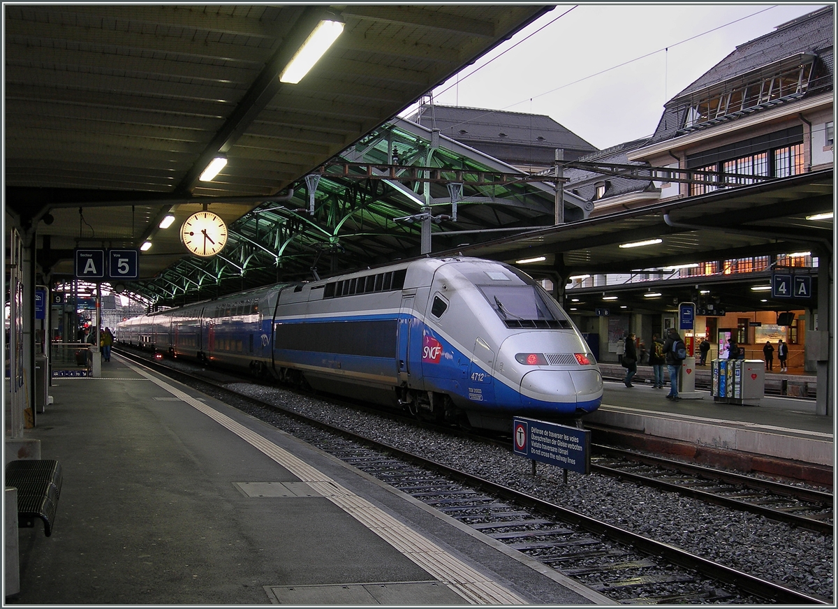 Mit dem Zugspaar 9773/9778 kommt ein Doppelstock TGV von Paris via Genève bis nach Lausanne, wo er nach einer Kurzwende von 23 Minuten die Rückfahrt antritt.
6. Jan. 2016